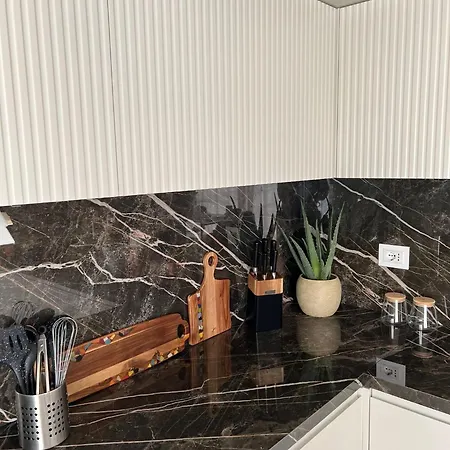 Luxury Penthouse With Terrace And Private Parking In Τίρανα